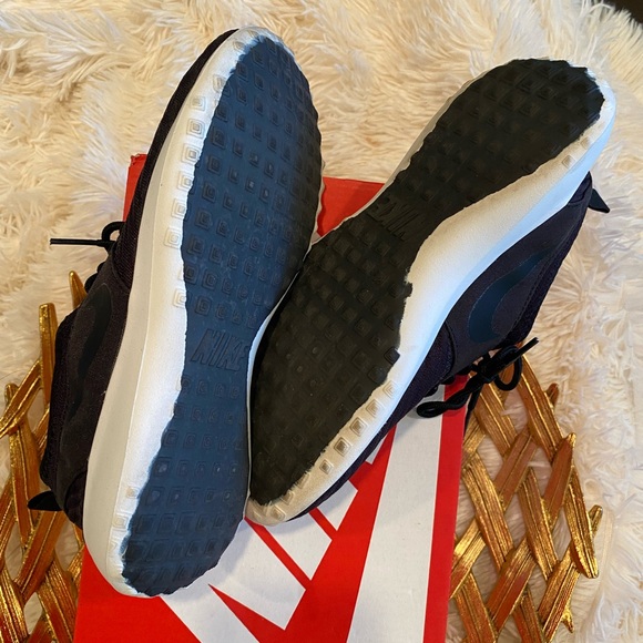 Nike Women’s Juvenate SE Sneakers - Picture 3 of 6